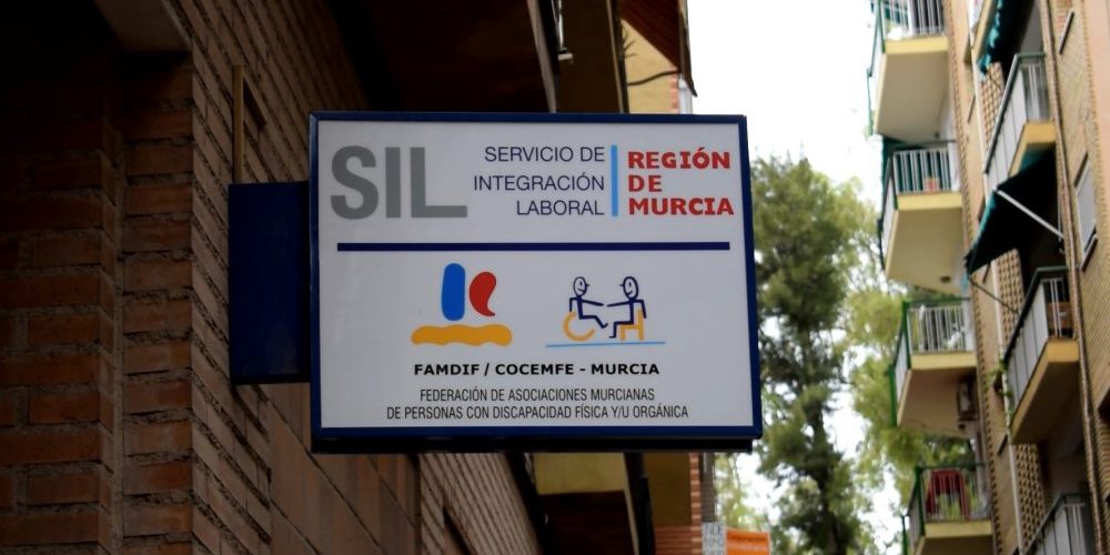 Cartel entrada SIL Cartel de la entrada de las oficinas del SIL en Murcia
