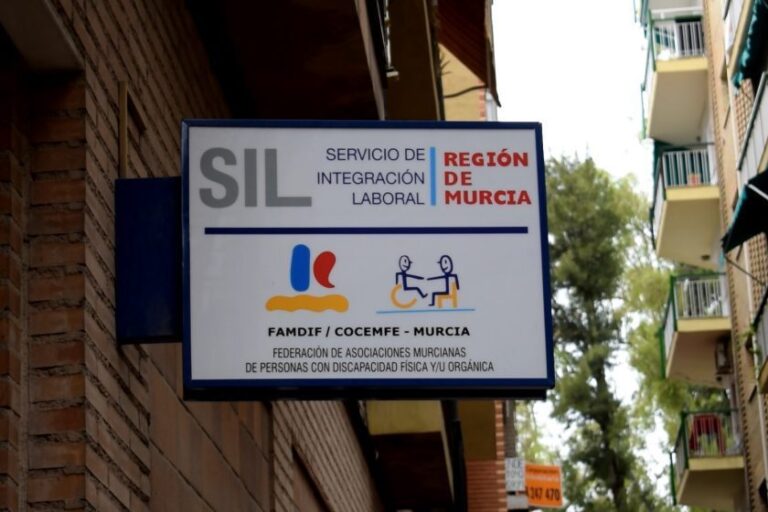 SIL Cartel exterior del Servicio de Integración Laboral de Murcia.