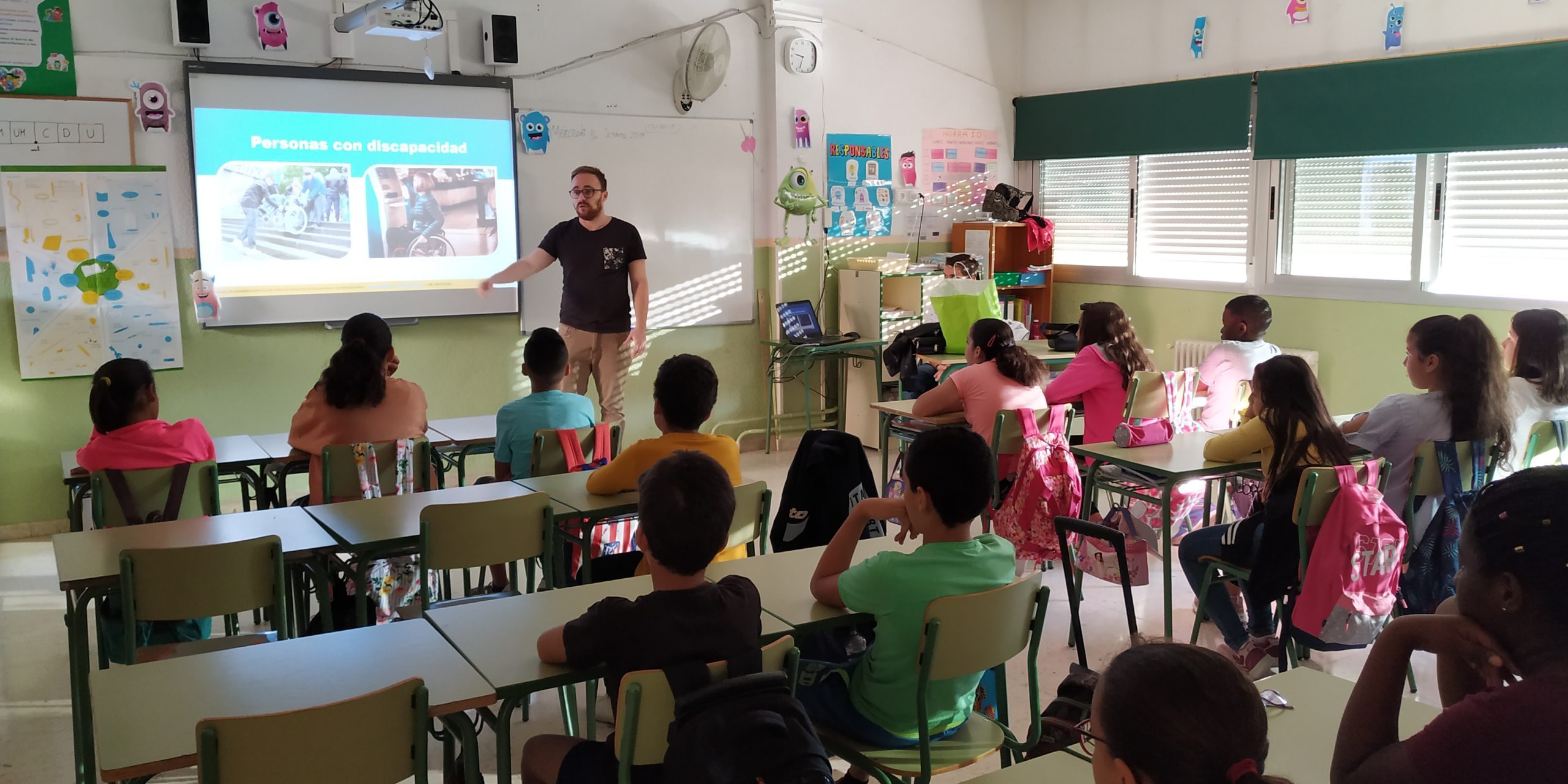 Charla Colegio San Pío XII Alumnos de 5º de primaria escuchando una charla sobre discapacidad física y orgánica