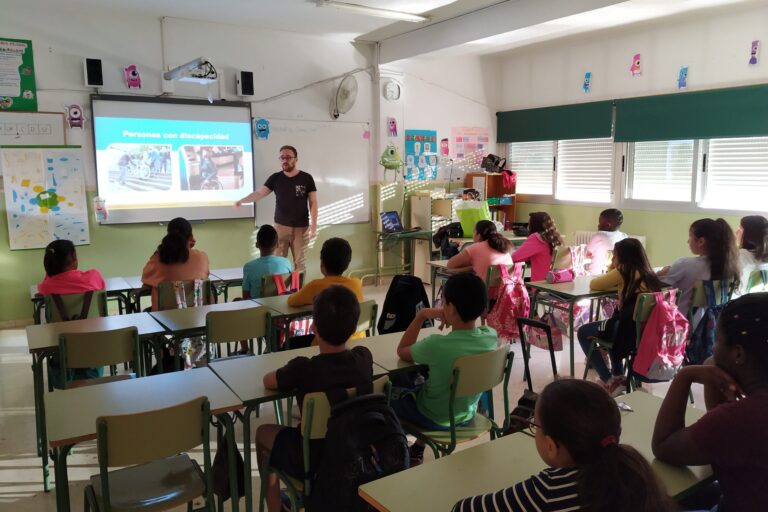 Charla Colegio San Pío XII Alumnos de 5º de primaria escuchando una charla sobre discapacidad física y orgánica