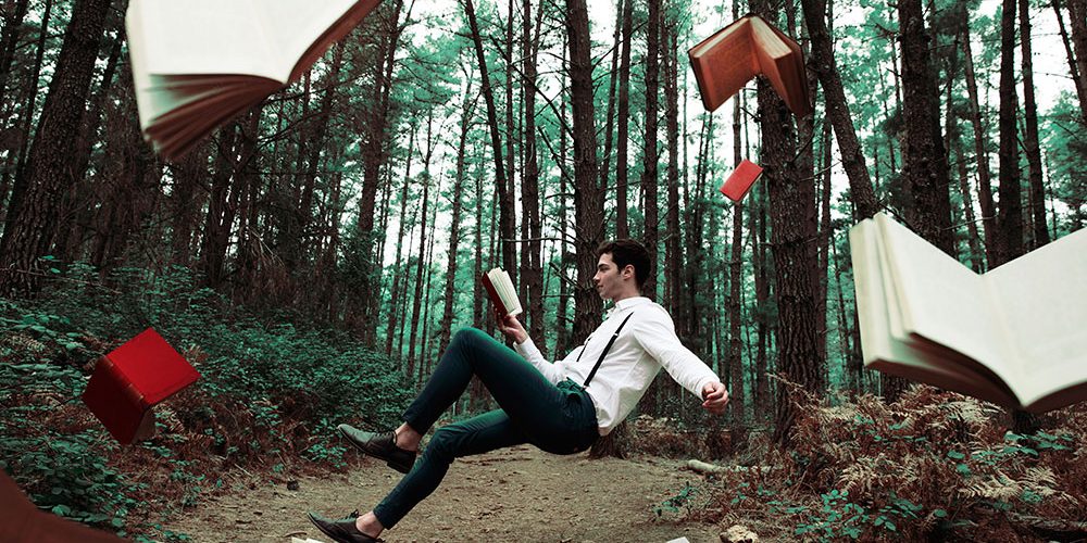Imagen de archivo: hombre levitando en un bosque con libros a su alrededor.