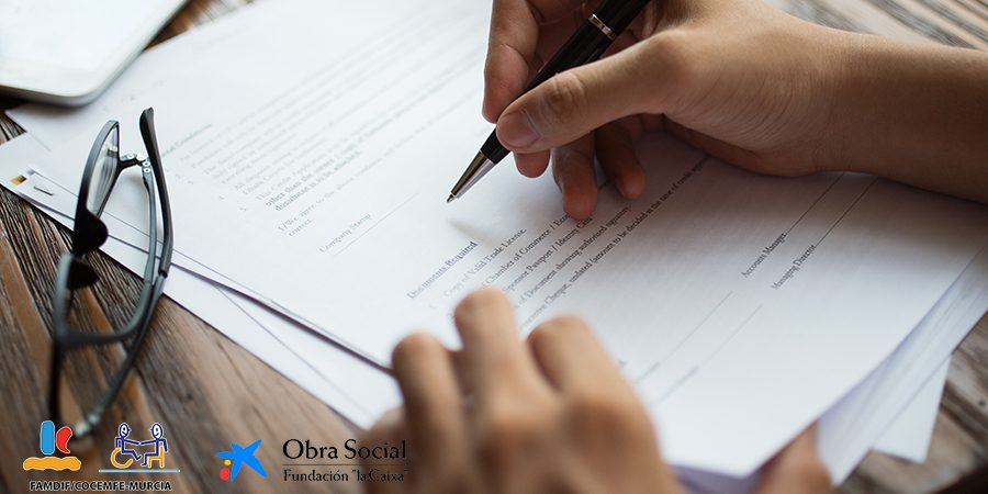 Foto genérica, hombre en una mesa firmando un contrato