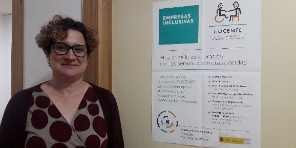 Ramos, trabajadora del SIL de FAMDIF con el cartel de Antenas Inclusivas