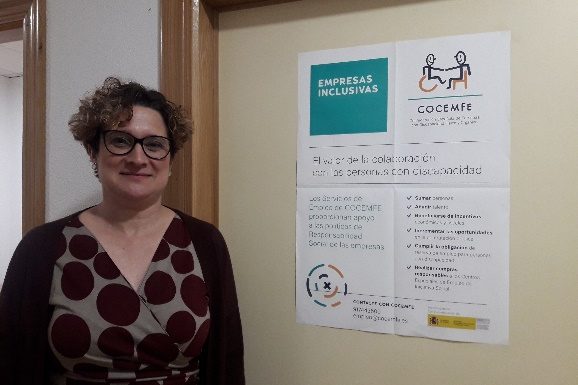 Ramos con el cartel de Antenas de Empleo Ramos, trabajadora del SIL de FAMDIF con el cartel de Antenas Inclusivas