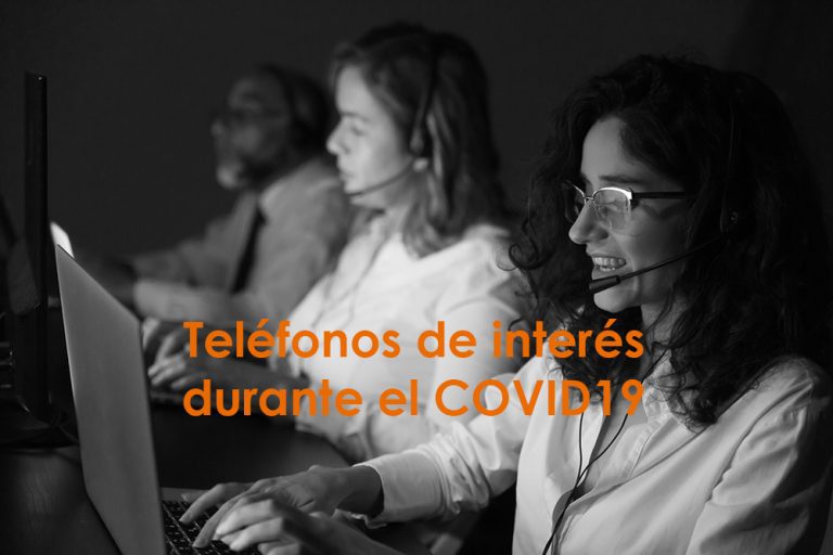 Imagen de archivo simulando telefonistas atendiendo llamadas. Imagen de archivo simulando telefonistas atendiendo llamadas.