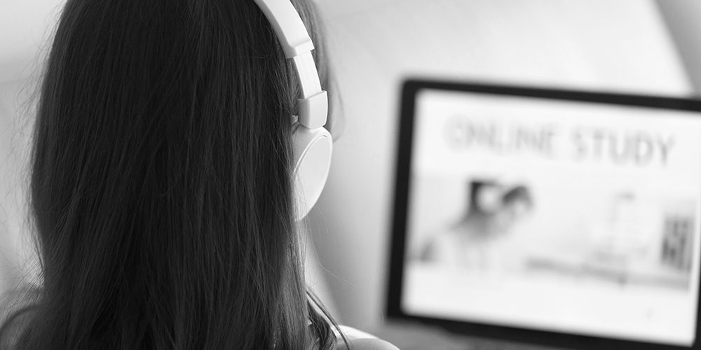 Formación online Imagen de archivo donde aparece una chica delante de un portatil.