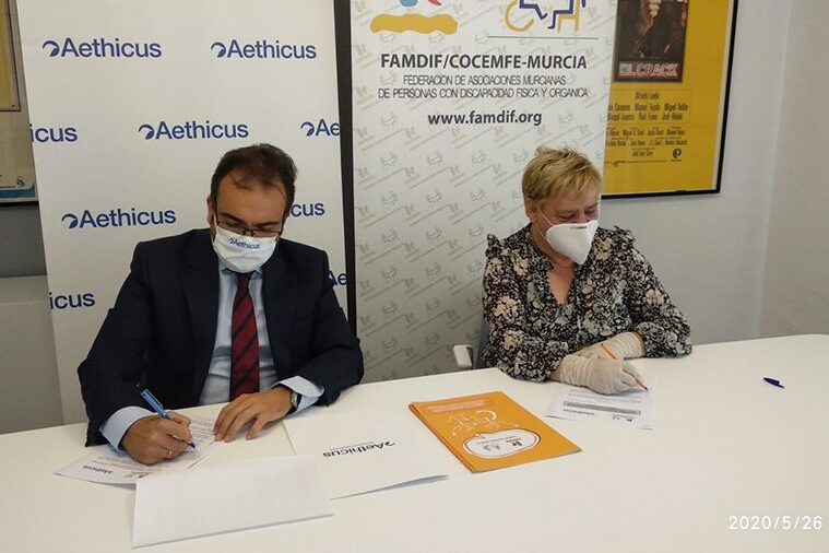 Firma convenio Aethicus Law Carmen Gil firmando el convenio de colaboración con Aethicus