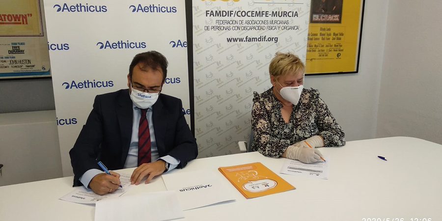 Carmen Gil firmando el convenio de colaboración con Aethicus