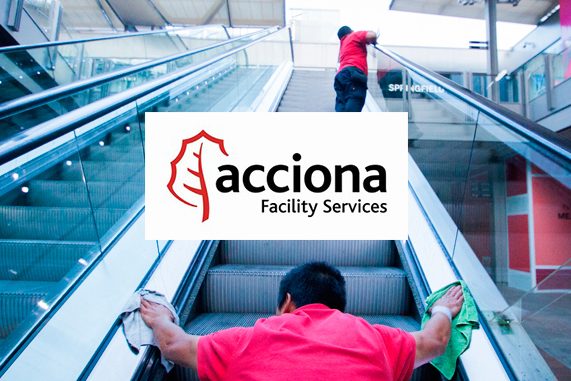 Acciona Facility Services Dos hombres limpiando na escalera mecánica de un Centro Comercial