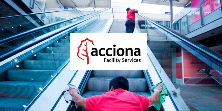 Acciona Facility Services Dos hombres limpiando na escalera mecánica de un Centro Comercial