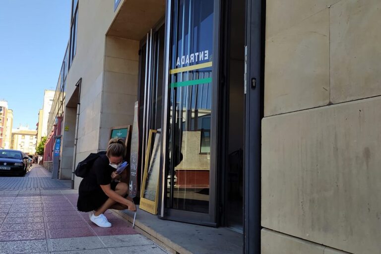 Murcia ciudad accesible 2 Técnico de Famdif midiendo la altura del escalón de entrada a una cafetería.