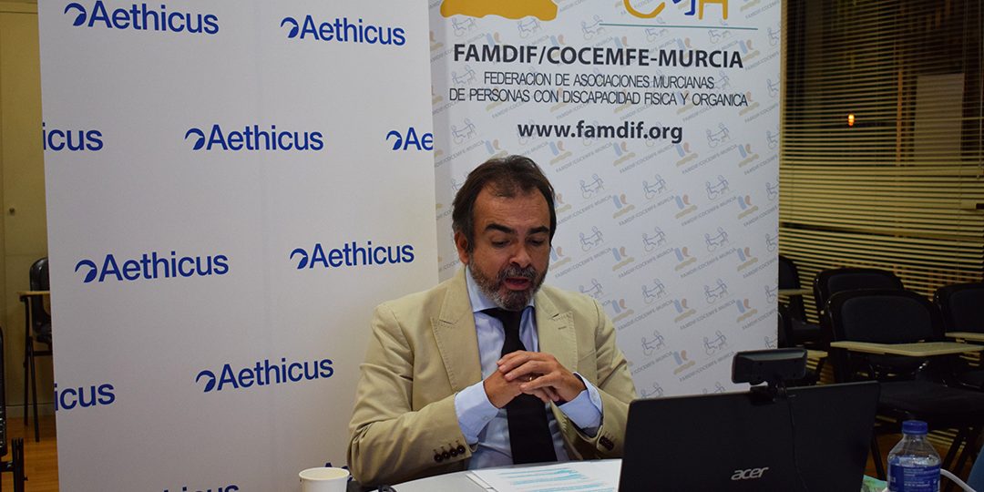 Pedro Rivera delante del ordenador impartiendo la charla.