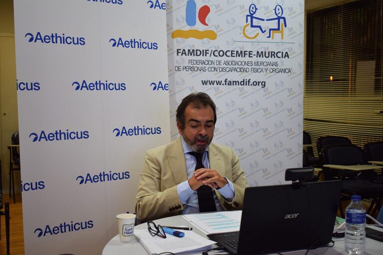 Charla aethicus en la sede de Famdif Pedro Rivera delante del ordenador impartiendo la charla.
