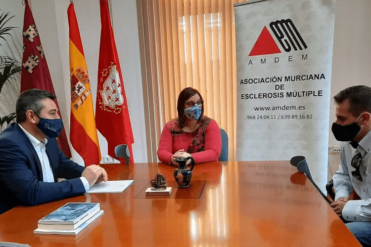 AMDEM y Ayto Alcantarilla – fondos AMDEM se reune con el Ayto de Alcantilla en su búsqueda de fondos para el exoesqueleto