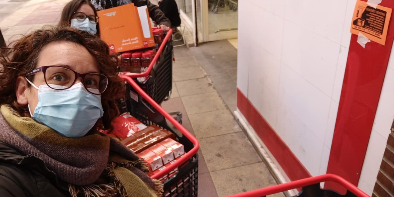Recogida de alimentos 2020 Trabajadores de FAMDIF en la puerta de un supermercado con tres carros de la compra para la campaña de recogida de alimentos.