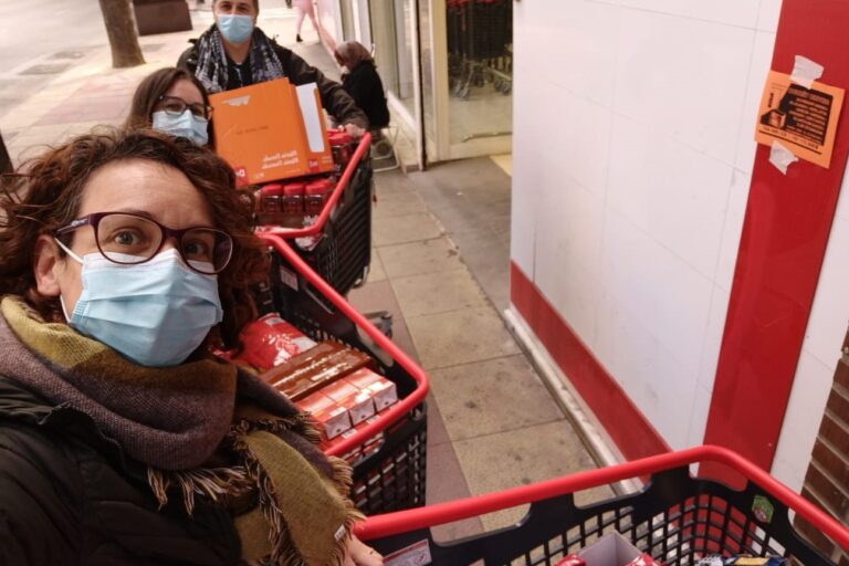 Recogida de alimentos 2020 Trabajadores de FAMDIF en la puerta de un supermercado con tres carros de la compra para la campaña de recogida de alimentos.