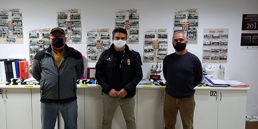 Alumnos del curso de control de accesos en el FCC haciendo las prácticas.