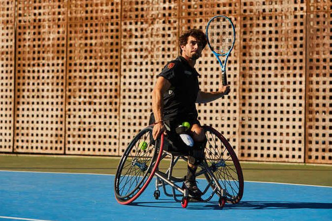 Dani Caverzaschi Dani Caverzaschi en la pista de tenis con la raqueta en alto.