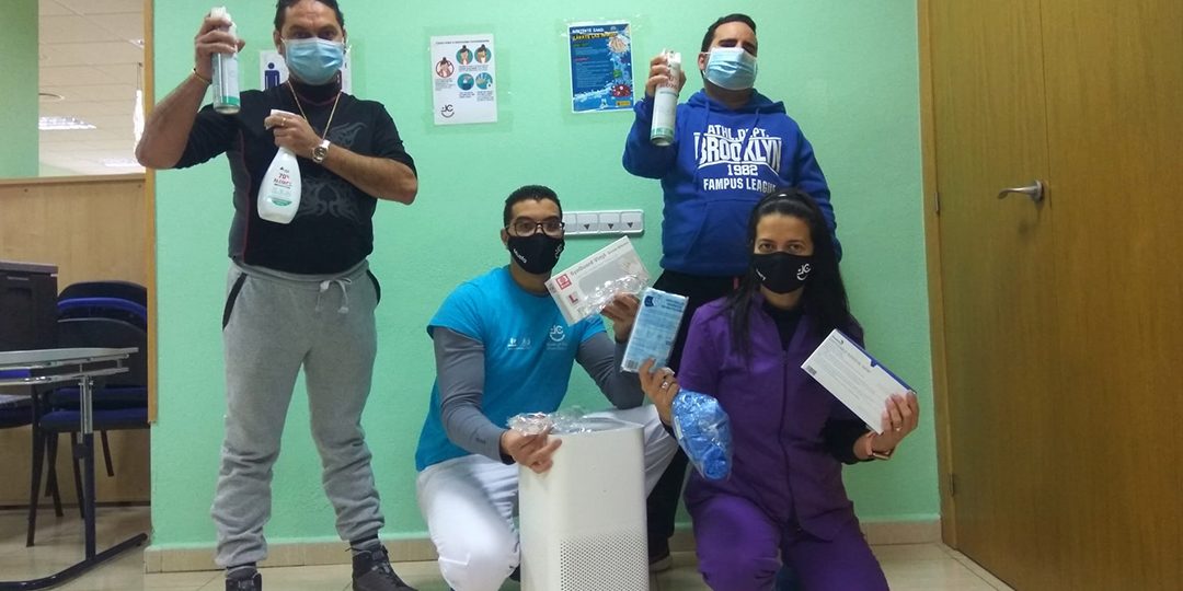 Donación material al CD Usuarios y profesionales del Centro de Día con el material donado.