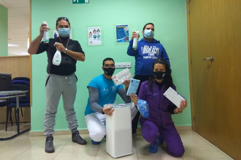 Donación material al CD Usuarios y profesionales del Centro de Día con el material donado.
