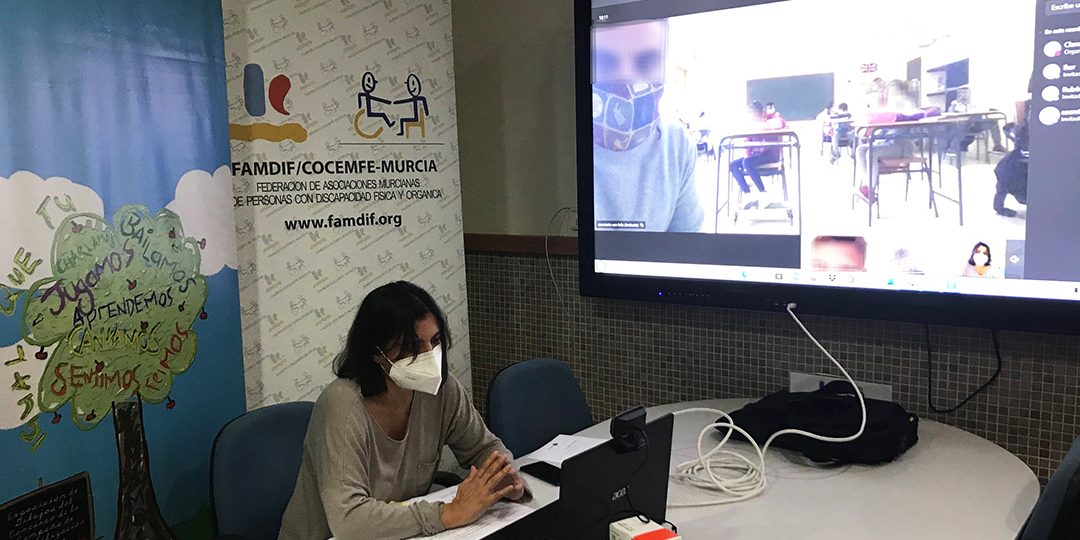 Técnico de FAMDIF impartiendo charla online. Técnico de FAMDIF impartiendo una charla online.