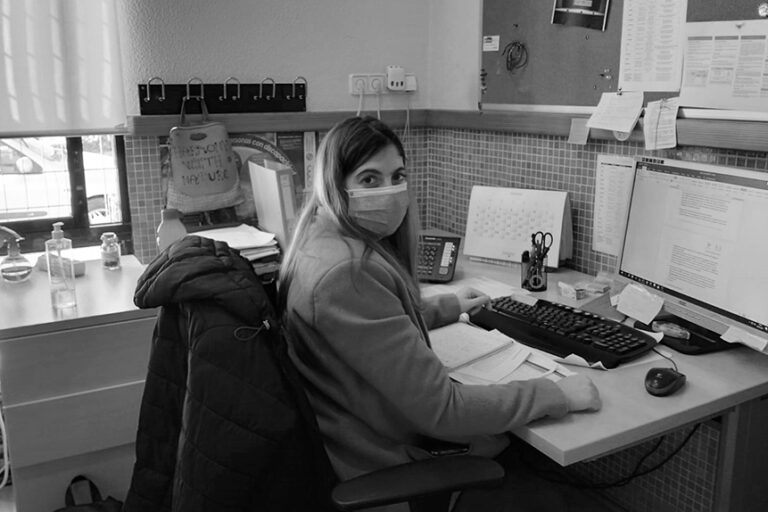 María, la voluntaria europea, en la sede central de FAMDIF. María, la voluntaria europea, en la sede central de FAMDIF.