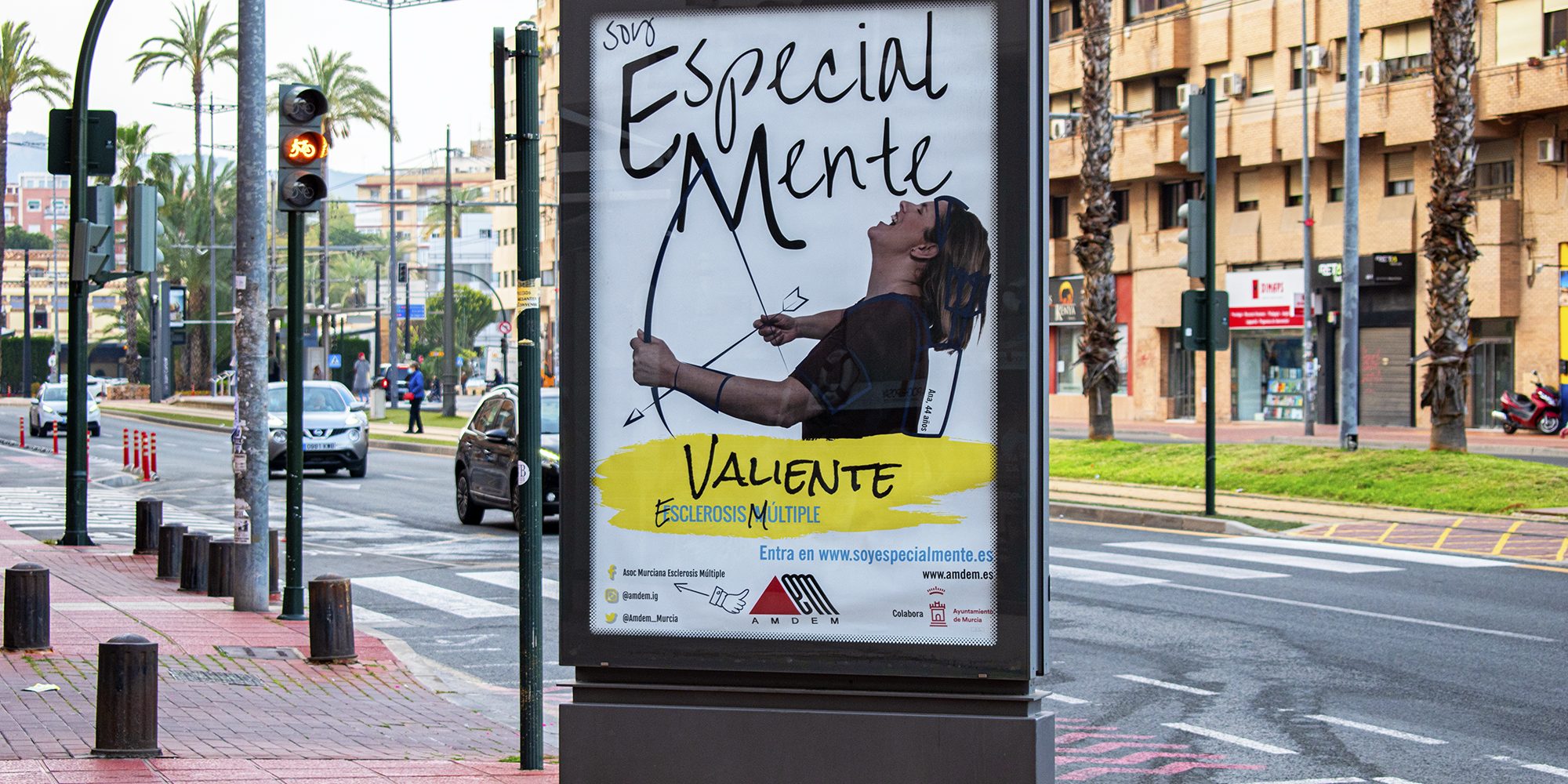 EspecialMente valiente Marquesina con la imagen de la campaña "EspecialMente" valiente de AMDEM.