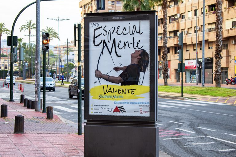 EspecialMente valiente Marquesina con la imagen de la campaña "EspecialMente" valiente de AMDEM.