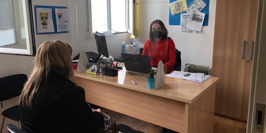 Nuestra técnica de empleo prestando servicio en el despacho de Cieza.