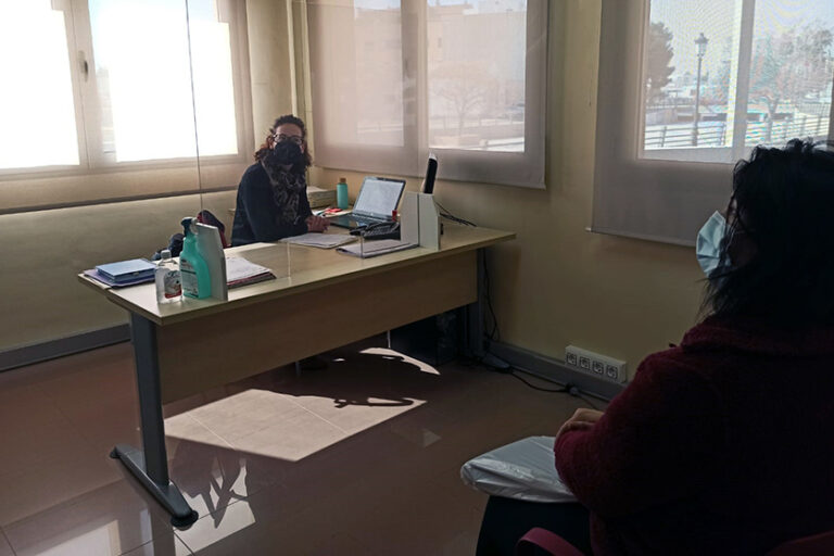 Loli atenciones Torre Pacheco La técnico Loli en su despacho de Torrepacheco prestando atención a una usuaria.