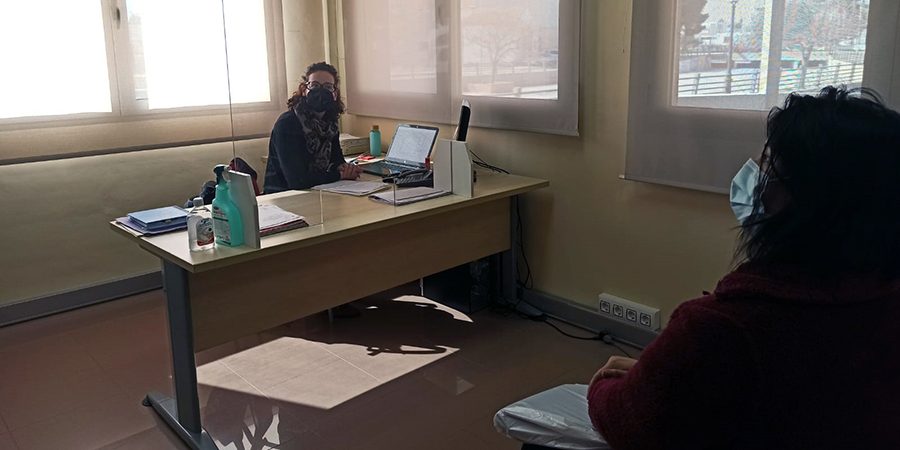 Loli atenciones Torre Pacheco La técnico Loli en su despacho de Torrepacheco prestando atención a una usuaria.