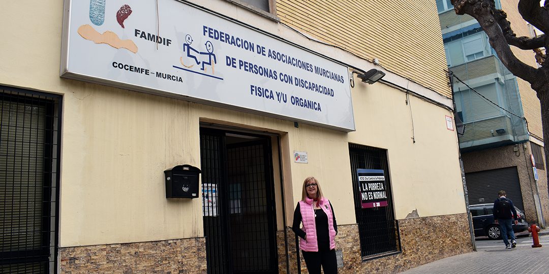 Mª José Plana – entrevista Mª José Plana en la puerta de FAMDIF/COCEMFE-Murcia