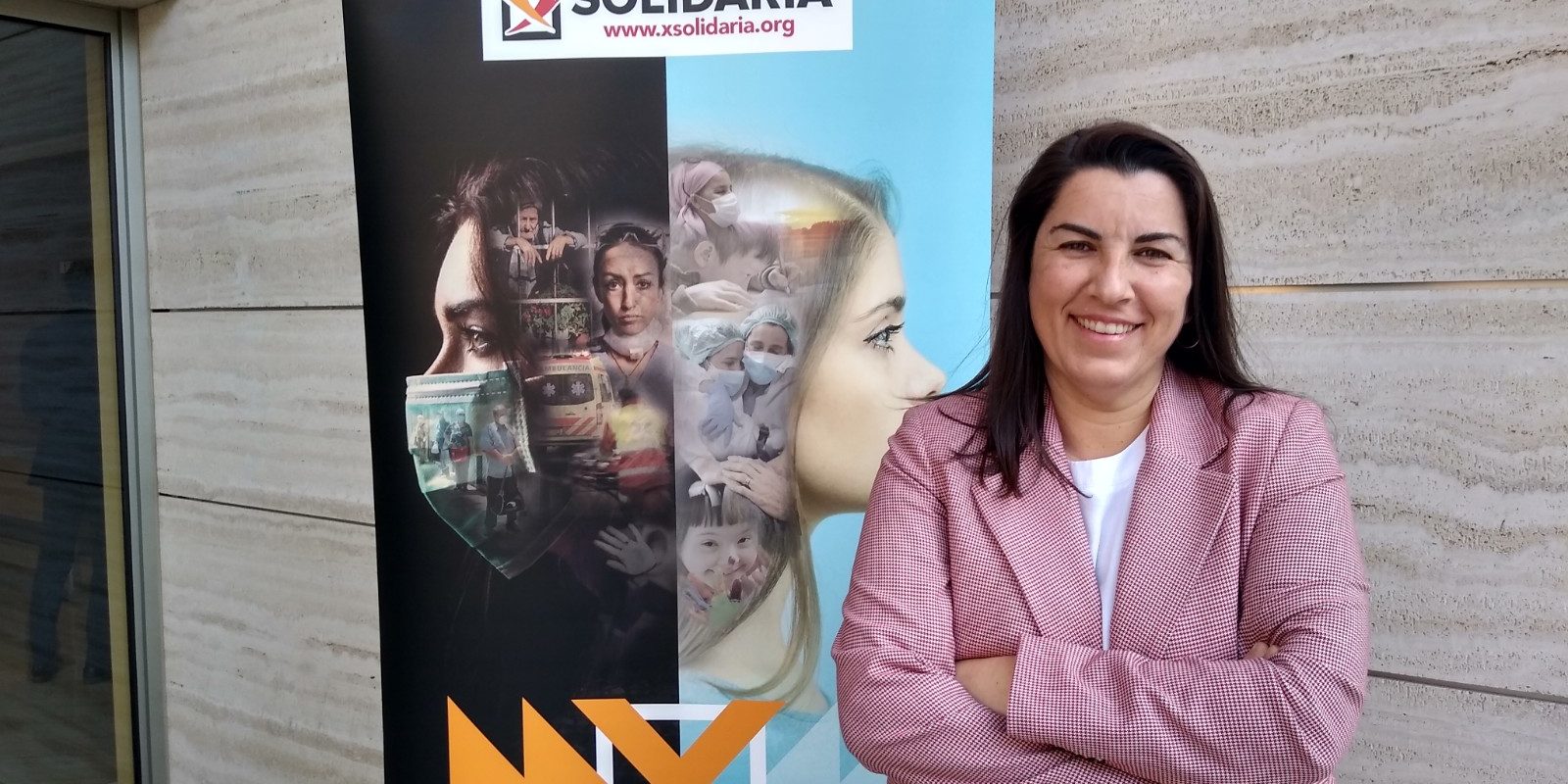 Foto de Asunción Montero de X Solidaria, junto al cartel de la campaña 2021.