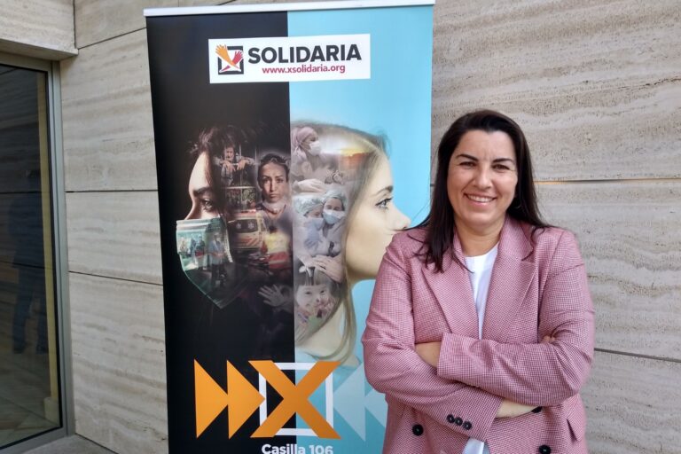 FOTO ASUNCIÓN MONTERO, X SOLIDARIA Foto de Asunción Montero de X Solidaria, junto al cartel de la campaña 2021.