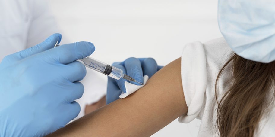 Vacunación Doctor vacunando a una chica.