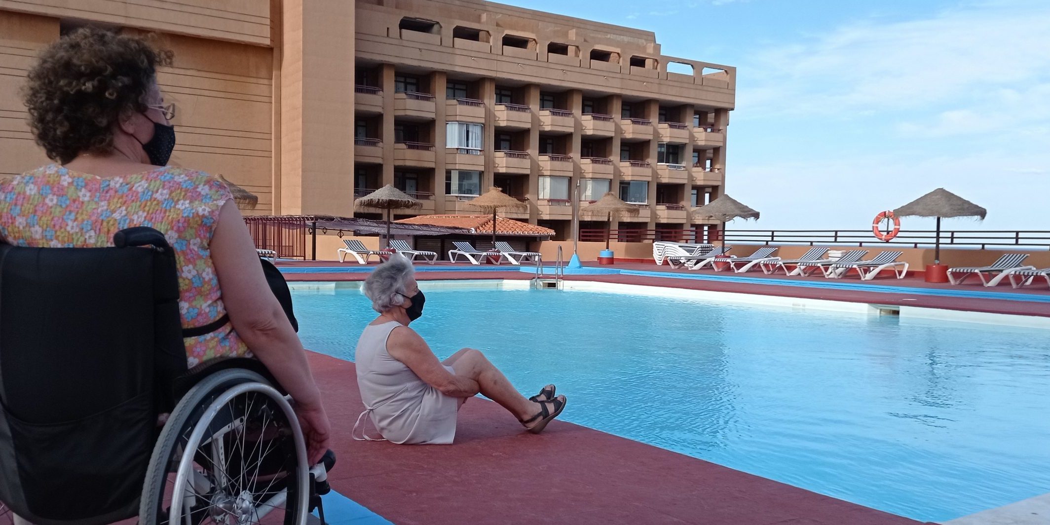 Dos mujeres en la piscina de un hotel accesible.