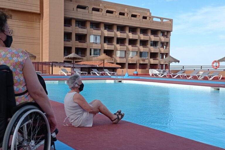 COCEMFE-Vacaciones-2021-1 Dos mujeres en la piscina de un hotel accesible.
