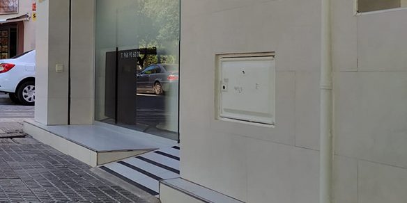 Entrada a una clínica con rampa.