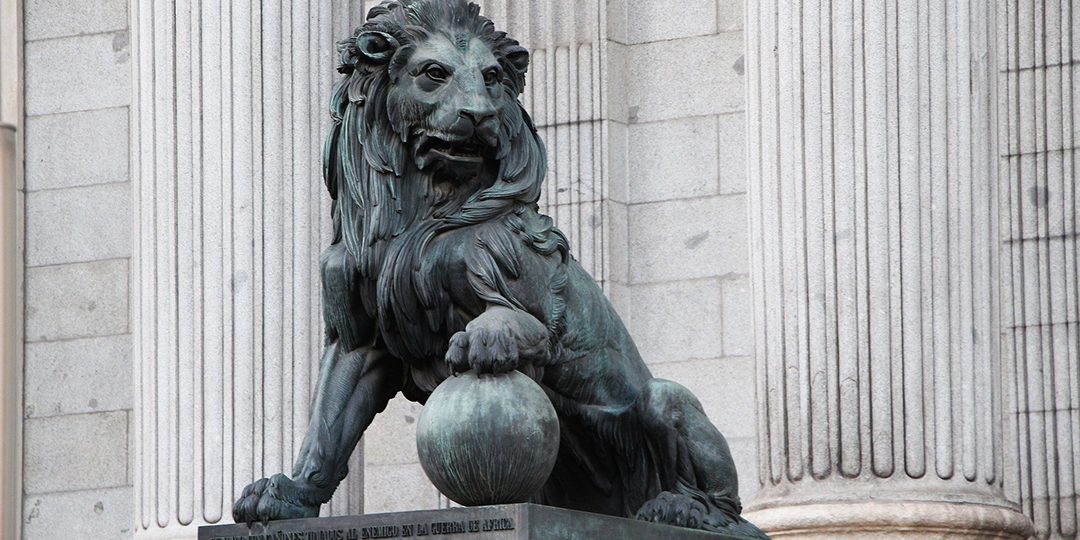 León congreso de los diputados Escultura del león del Congreso de los Diputados en Madrid