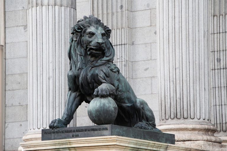 León congreso de los diputados Escultura del león del Congreso de los Diputados en Madrid