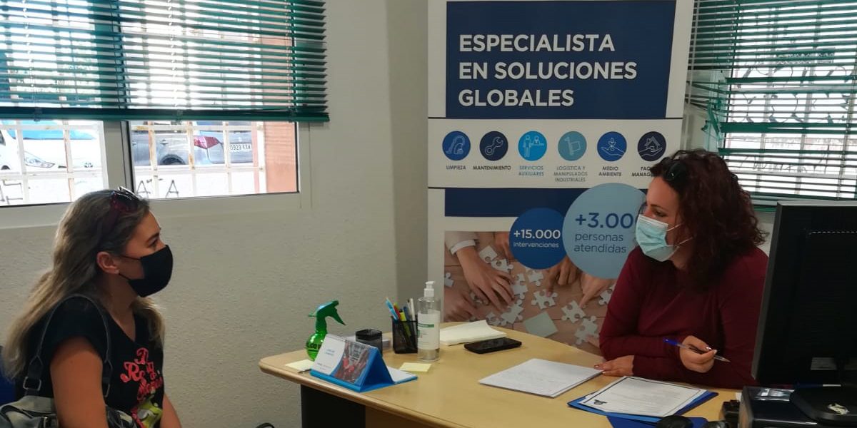 Integra Murcia CEE – Control de accesos Técnica de Integra Murcia CEE entrevistando a una alumna del curso de control de accesos.