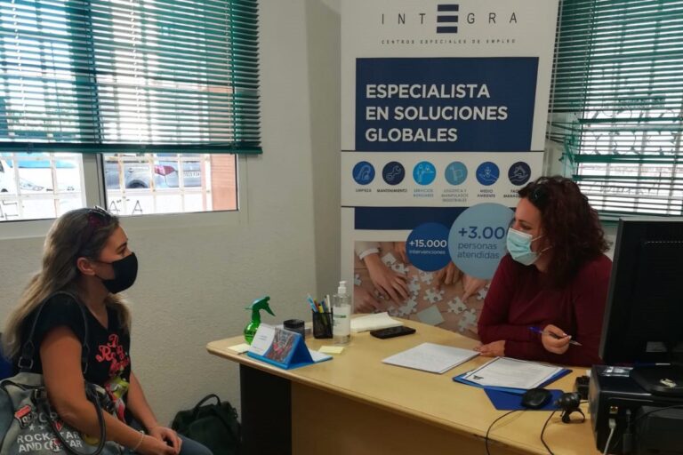 Integra Murcia CEE – Control de accesos Técnica de Integra Murcia CEE entrevistando a una alumna del curso de control de accesos.