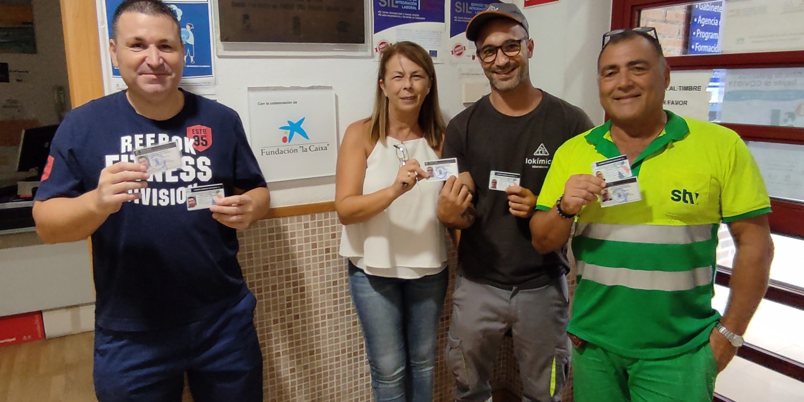Proyecto Opciones Reales para Mejorar tu empleabilidad FAMDIF Alumnos dle proyecto mostrando los carnets obtenidos en el curso.