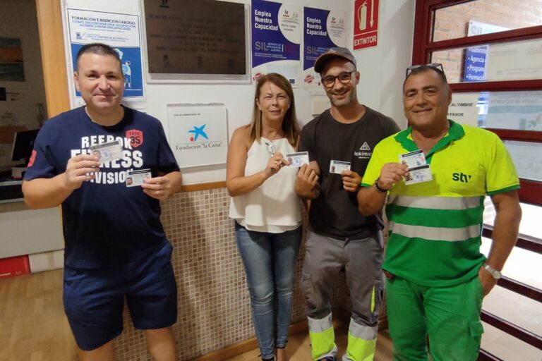 Proyecto Opciones Reales para Mejorar tu empleabilidad FAMDIF Alumnos dle proyecto mostrando los carnets obtenidos en el curso.
