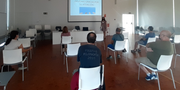 Ciclo de charlas en Yecla Aula ciclo de charlas en Yecla con los alumnos sentados en sillas separadas.