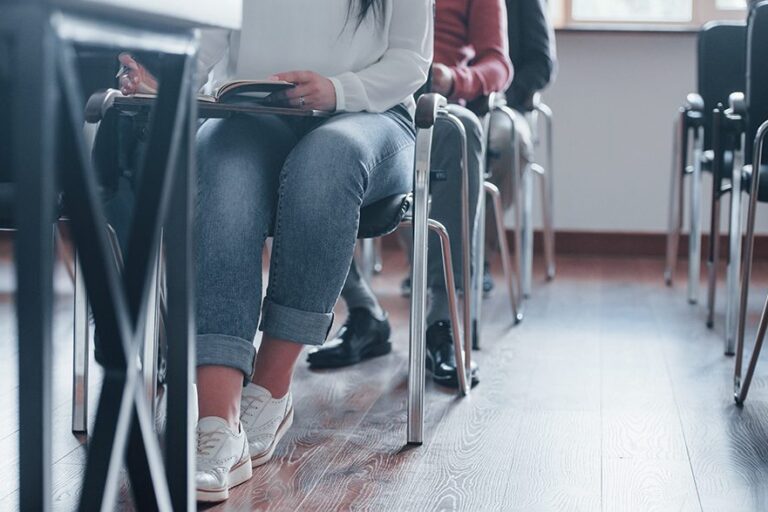 Estudiantes sentados en un aula. EGB equivalencias graduado escolar