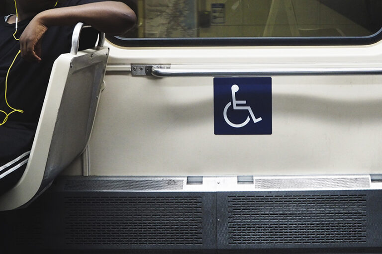 Símbolo discapacidad en vagón de tren. Símbolo discapacidad en vagón de tren.