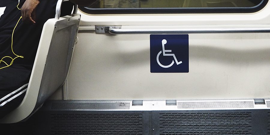 Símbolo discapacidad en vagón de tren. Símbolo discapacidad en vagón de tren.