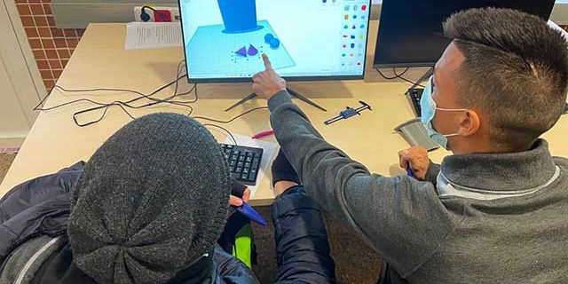 Proyecto Sentinel Horse Alumnos del PFP delante del ordenador diseñando modelos para la construcción del barco.