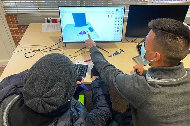 Proyecto Sentinel Horse Alumnos del PFP delante del ordenador diseñando modelos para la construcción del barco.